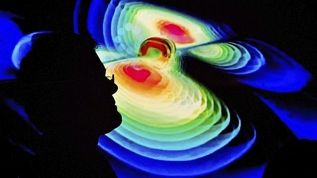 Un científico observa una representación de las ondas gravitacionales durante una rueda de prensa del Instituto de Max Planck de la Física Gravitacional en la universidad Leibniz de Hannover, Alemania. Las ondas gravitacionales, que Albert Einstein predijo hace un siglo en su Teoría de la Relatividad General, se detectaron por primera vez de manera directa el pasado 14 de septiembre, lo que permitirá un mejor conocimiento del Universo, anunció este jueves 11 de febrero el proyecto LIGO.