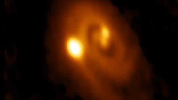 Imagen del sistema estelar triple L1448 IRS3B en la constelación de Perseo. El punto más brillante es la última estrella formada de un triplete