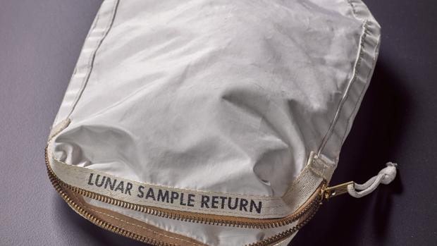 Bolsa con resto de polvo lunar