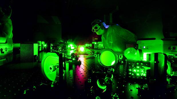 Un científico en el trabajo en el Laboratorio de Luz Extrema en la Universidad de Nebraska-Lincoln
