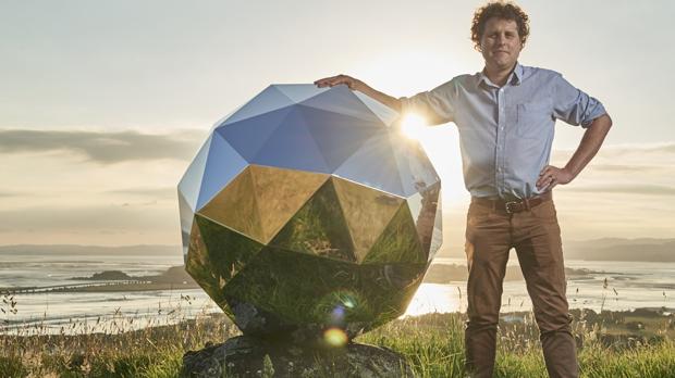 Peter Beck, junto a su creación, que ya está en el espacio