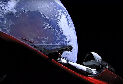 Imagen del descapotable en las cercanías de la Tierra y viajando hasta Marte