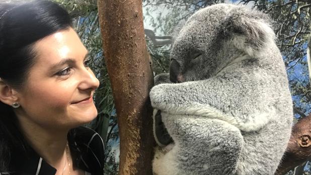 La profesora Rebecca Johnson con un koala