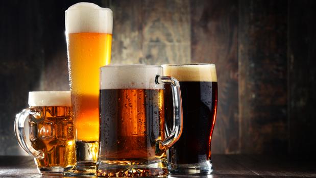 Unos vasos de cerveza, la bebida alcohólica más popular del mundo