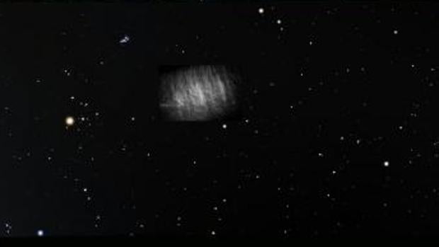 Impresión artística de la nube de Kordylewski en el cielo nocturno (con su brillo mucho mayor) en el momento de las observaciones