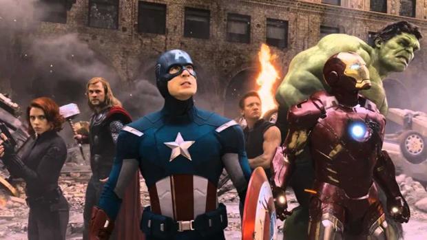Capitçán América, en primer término, en un fotograma de la saga «Los vengadores»