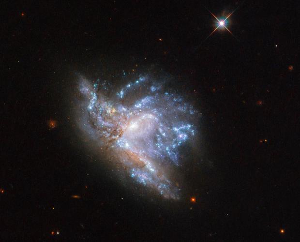 Instantánea de la NGC 6052 tomada por el telescopio espacial Hubble