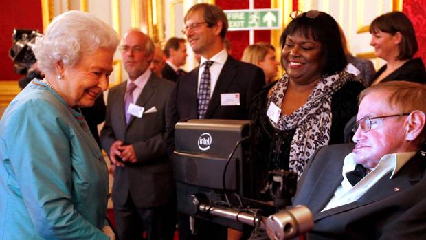 Patricia Dowdy junto a Stephen Hawking (izquierda) en la recepción en Buckingham Palace