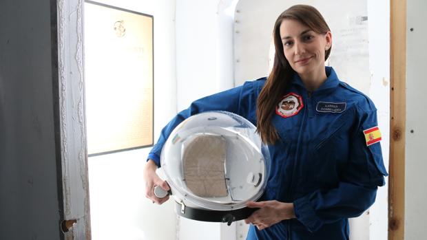 natalia Larrea posa junto al casco espacial