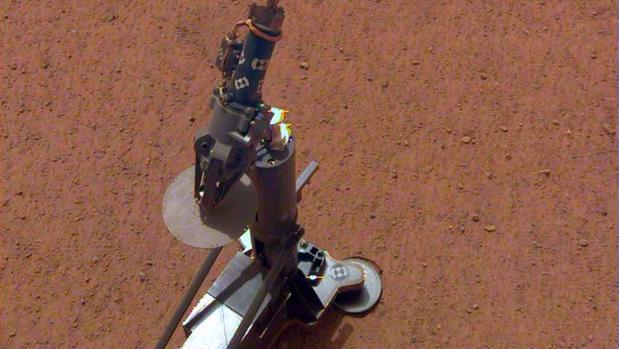 El equipo de InSight después de ser desplegado sobre la superficie terrestre de Marte
