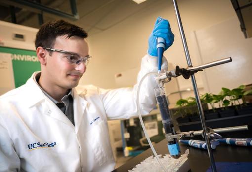 Paul Chariou, coautor del trabajo, trabaja en una columna rellena de suelo para estudiar el transporte de los pesticidas