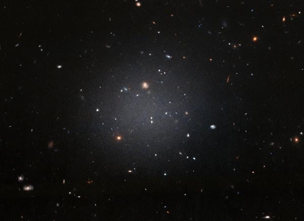 Imagen de NGC 1052-DF2 captada por el Hubble. Unos astrónomos concluyeron que está a unos 65 millones de años luz, ahora se propone que está a 39 millones de años luz