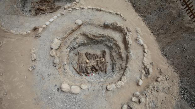 La excavación de la tumba M12, en la que se encontró el brasero. En la foto, el brasero se puede ver en el borde inferior central del círculo central