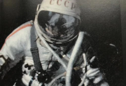 Alexei Leonov durante el primer paseo espacial de la historia