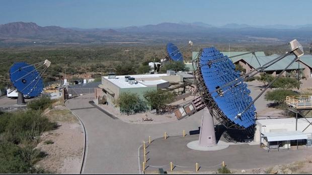 El sistema VERITAS consta de cuatro telescopios ópticos de 12 metros. Con él se podrán detectar pulsos láser procedentes de otras estrellas