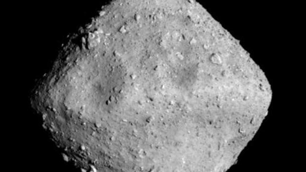 Fotografía del asteroide Ryugu, un objeto de cerca de un kilómetro de longitud visitado por la sonda japonesa Hayabusa 2