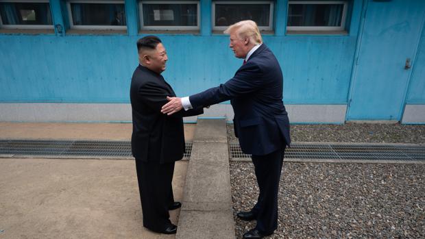 El presidente de Estados Unidos, Donald Trump, saludando al líder norcoreano Kim Jong-un