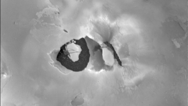 Esta imagen de la Voyager 1 muestra el volcán Loki en la luna Io