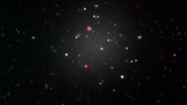 Sobre estas líneas, reconstrucción de la galaxia DF2, la primera descubierta sin materia oscura