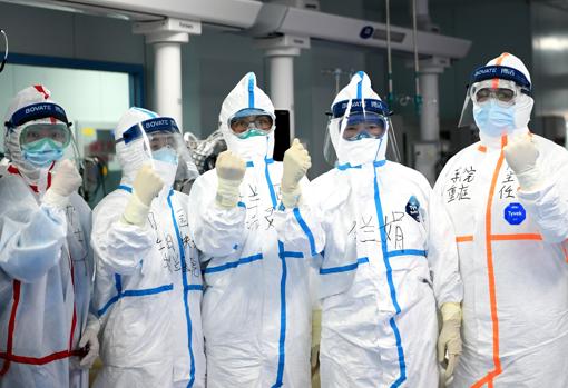 Médicos en el hospital popular de la Universidad de Wuhan, en China, este jueves