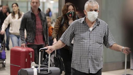 Turistas a la llegada al aeropuerto de Sevilla