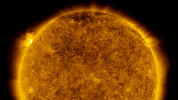 Esta imagen fue tomada el 29 de mayo por el Observatorio Solar de la NASA SDO. Arriba, a la izquierda y detrás del horizonte, puede verse el destello de una llamarada que es la mayor que se registra desde 2017
