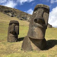 Estatuas Moai en el sitio Rano Raraku en Isla de Pascua