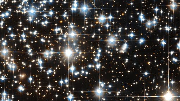 Varias enanas blancas en el cúmulo NGC 6397. Las enanas blancas son núcleos de estrellas que ya han agotado su combustible, pero que brillan por el calor residual acumulado