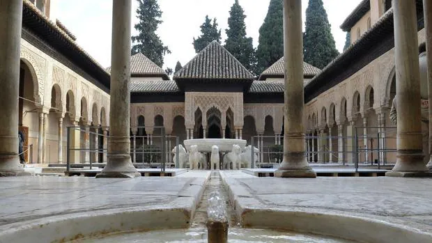El Patio de los Leones de la Alhambra