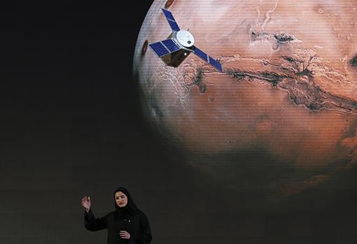 Sarah Amiri, directora adjunta del proyecto de una misión planeada en los Emiratos Árabes Unidos a Marte, habla sobre la misión &#039;Hope&#039; durante una ceremonia en Dubai en 2015
