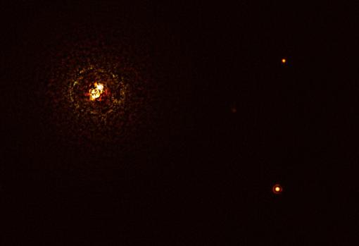 El par de estrellas más masivo que alberga planetas descubierto hasta la fecha, b Centauri, y su planeta gigante b Centauri b