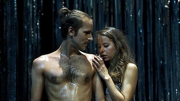 Nao Albet e Irene Escolar, en una escena de «El público»