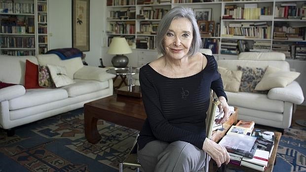 Nuria Espert, en el salón de su casa de Madrid