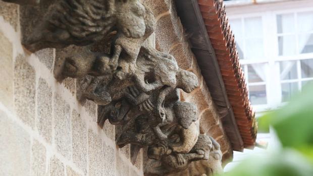 Canecillos en el alero del claustro, una colección única