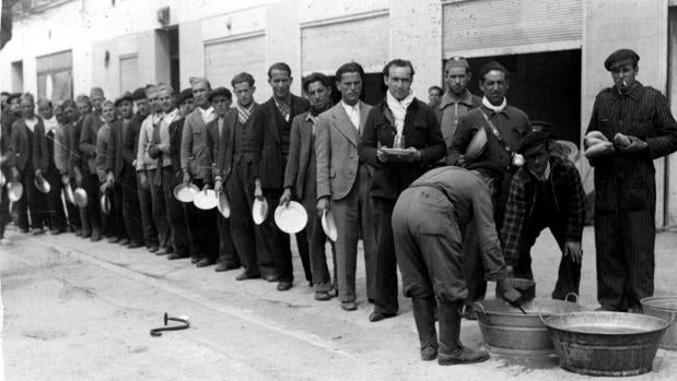 Milicianos hacen cola para comer en el centro de Madrid en 1937
