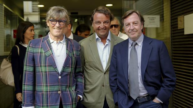 Simón Casas, Rafael García y Curro Vázquez, tras dar a conocer la Mesa de Contratación su triunfo en Madrid