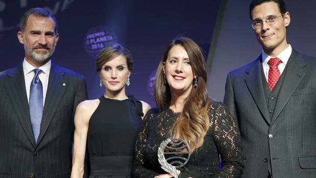 Dolores Redondo y Marcos Chicot, durante la entrega de premios presidida por los Reyes