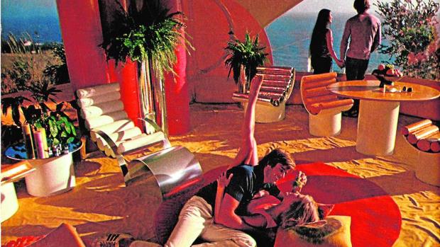La «Casa Burbuja» construida por Antti Lovag para Pierre Cardin, en una fotografía de «Playboy» (1972)