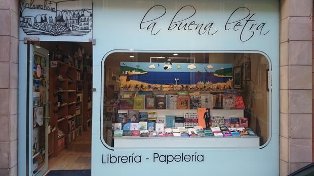Entrada de la librería La Buena Letra, en Gijón