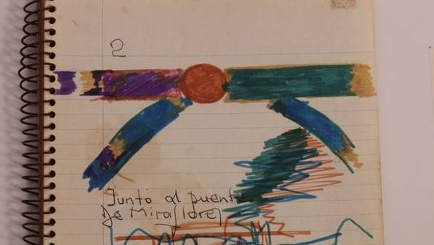 Detalle de un cuaderno con textos y dibujos del poeta peruano Luis Hernández