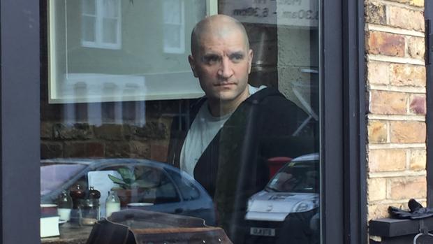 China Miéville a través de la ventana de un pub londinense