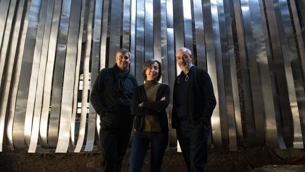 Rafael Aranda, Carme Pigem y Ramon Vilalta, en su estudio de Olot