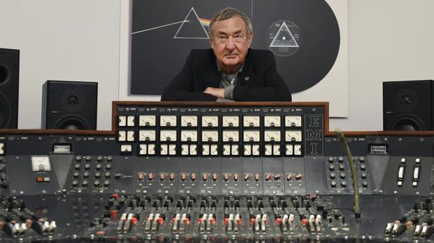 El batería de Pink Floyd, Nick Mason, posa junto a la consola