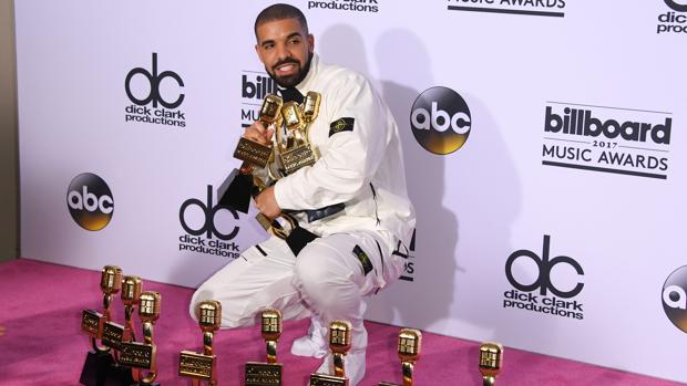 El rapero canadiense fotografiado con todos sus premios Billboard