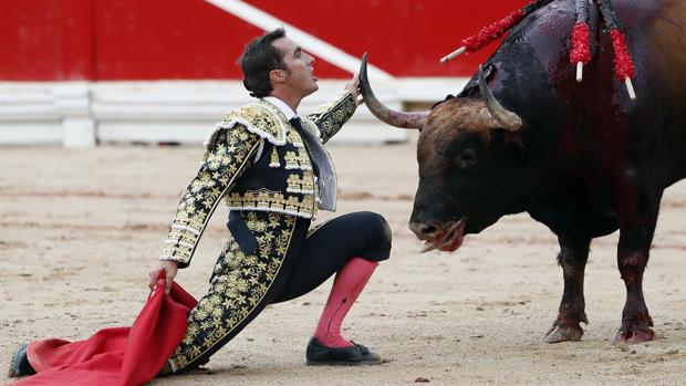 Desplante rodilla en tierra de El Fandi, autor de lo más destacado con el quinto fuenteymbro