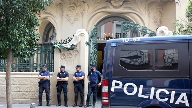 La sede madrileña de la SGAE, custiodiada por la Policía durante los registros del pasado junio