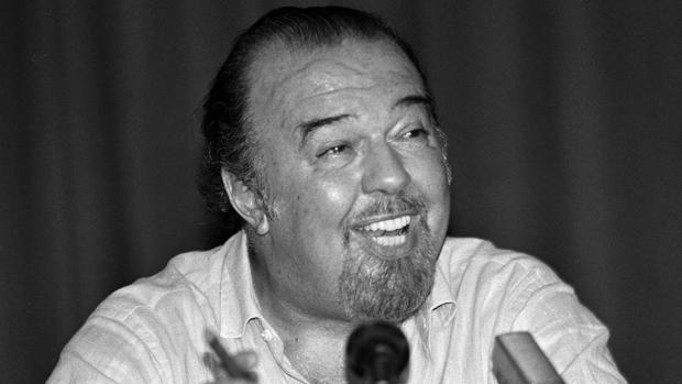 Peter Hall, durante una conferencia de prensa en Atenas