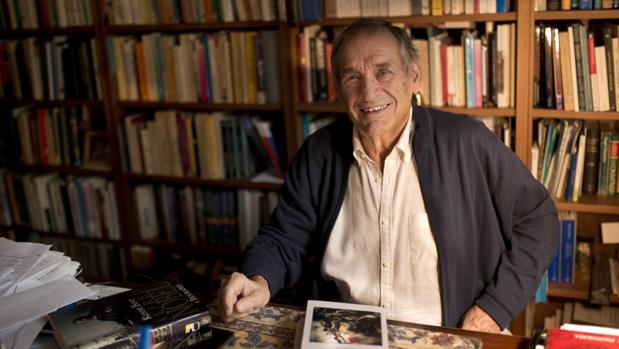 Gabriel Tortella, a la mesa de su despacho, su santuario