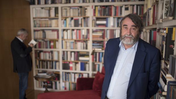 Pedro García Cuartango, en la biblioteca de su casa