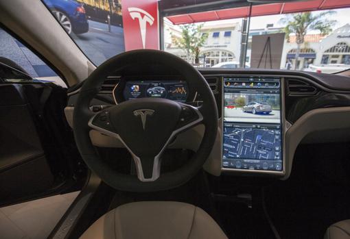 Panel de control del Tesla 85D. Ocho cámaras ofrecen una visión de 360 grados alrededor del coche. El primer paso para un vehículo 100% autónomo